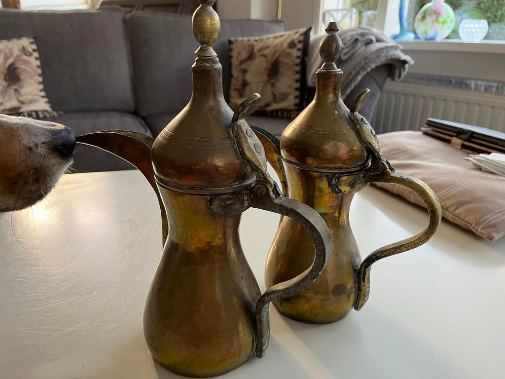 Twee Vintage Arabische Dallah Koffiepotten - Set van 2, Antiek en Kunst, Antiek | Koper en Brons, Brons, Ophalen of Verzenden