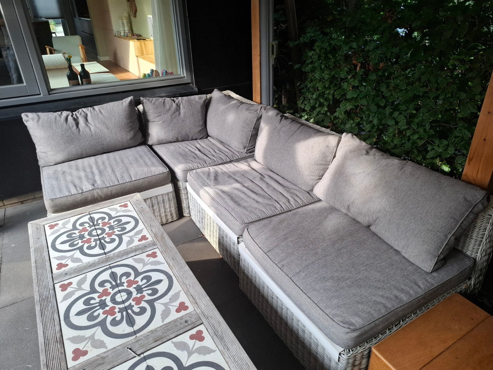Comfortabele Wicker Loungeset met Grijze Kussens, Tuin en Terras, Ophalen, 5 zitplaatsen, Gebruikt, Bank