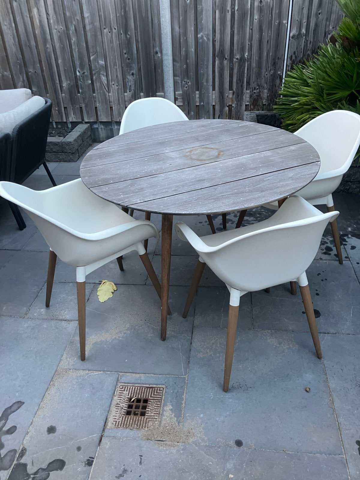 Tuinset: Ronde Houten Tafel met 4 Witte Stoelen, Ophalen, Gebruikt, Hout