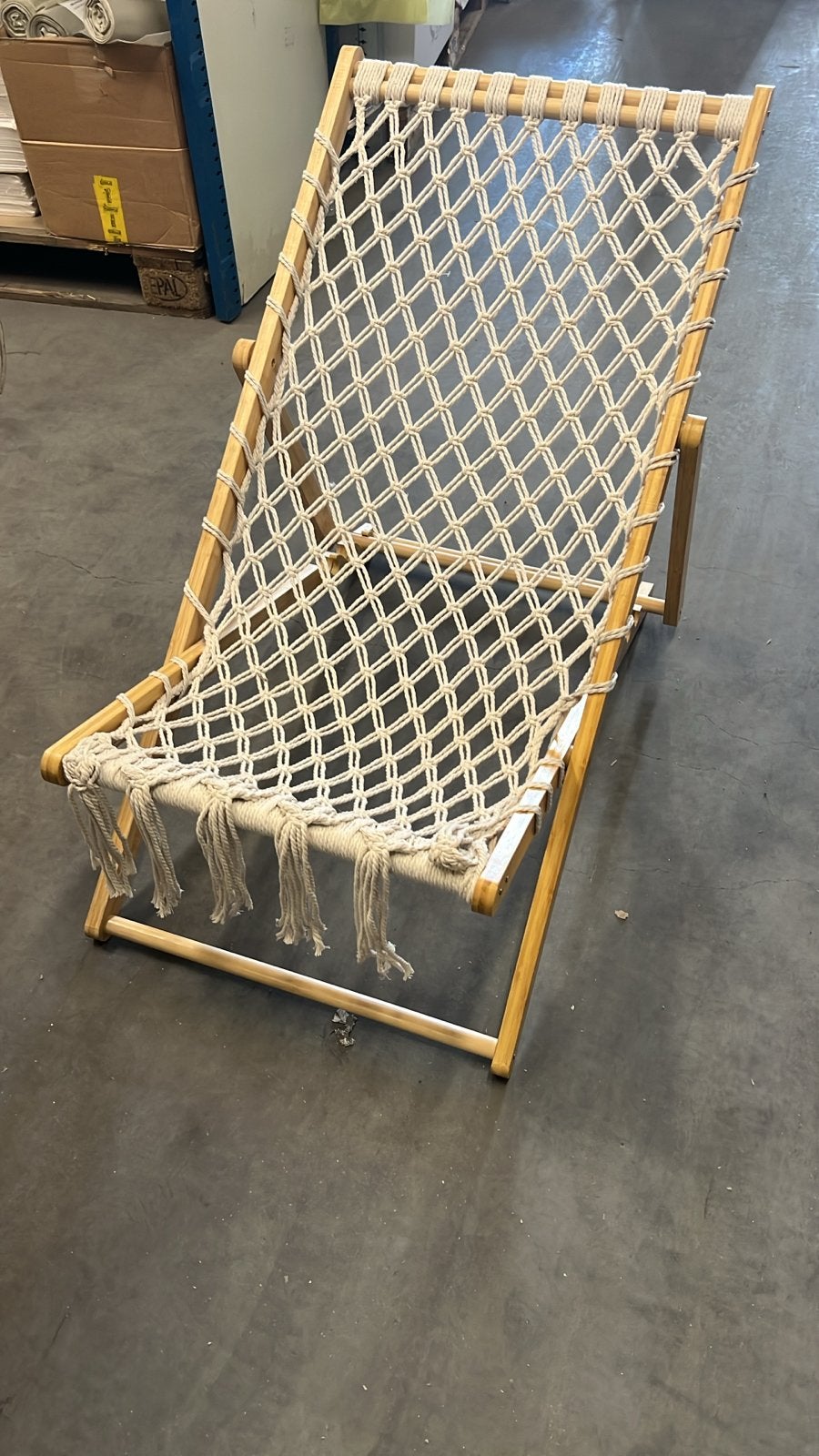 Stijlvolle houten ligstoel met touwnet, Tuin en Terras, Hangmatten, Ophalen, Zo goed als nieuw, Eenpersoons, Binnen
