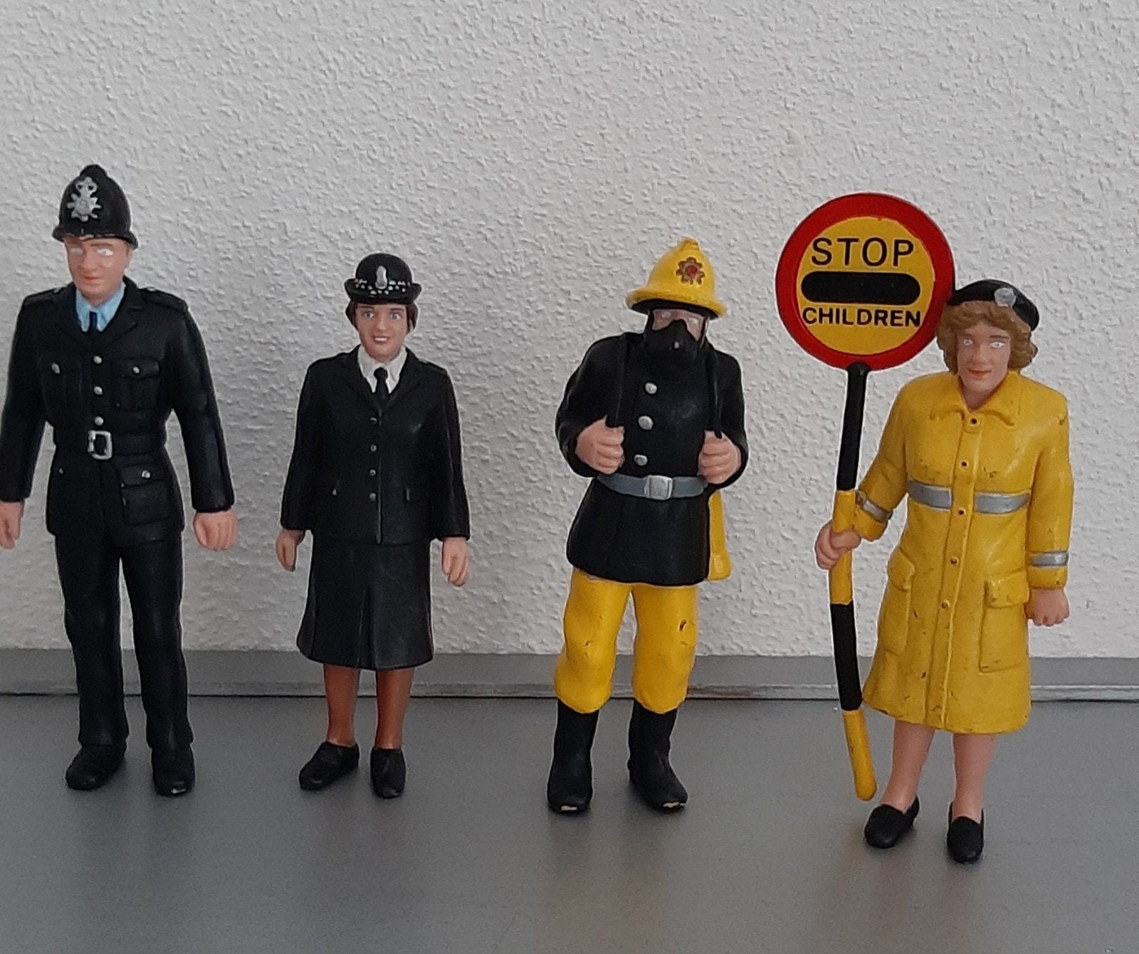Engelse figuren: Politieman-vrouw, Brandweerman, Oversteekju, Verzamelen, Ophalen of Verzenden, Gebruikt