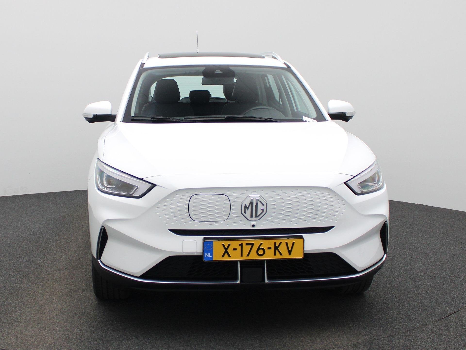 MG ZS EV Long Range Luxury 70 kWh | Panoramadak | Leder | Le, Auto's, MG, 12 maanden, Gebruikt, ZS, Wit