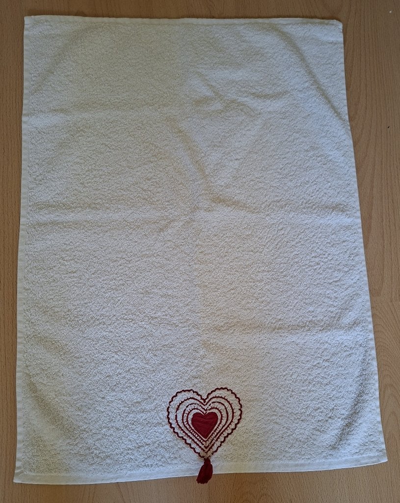 Witte handdoek met rood hartje 67x50cm., Ophalen of Verzenden, Zo goed als nieuw, Wit, Handdoek