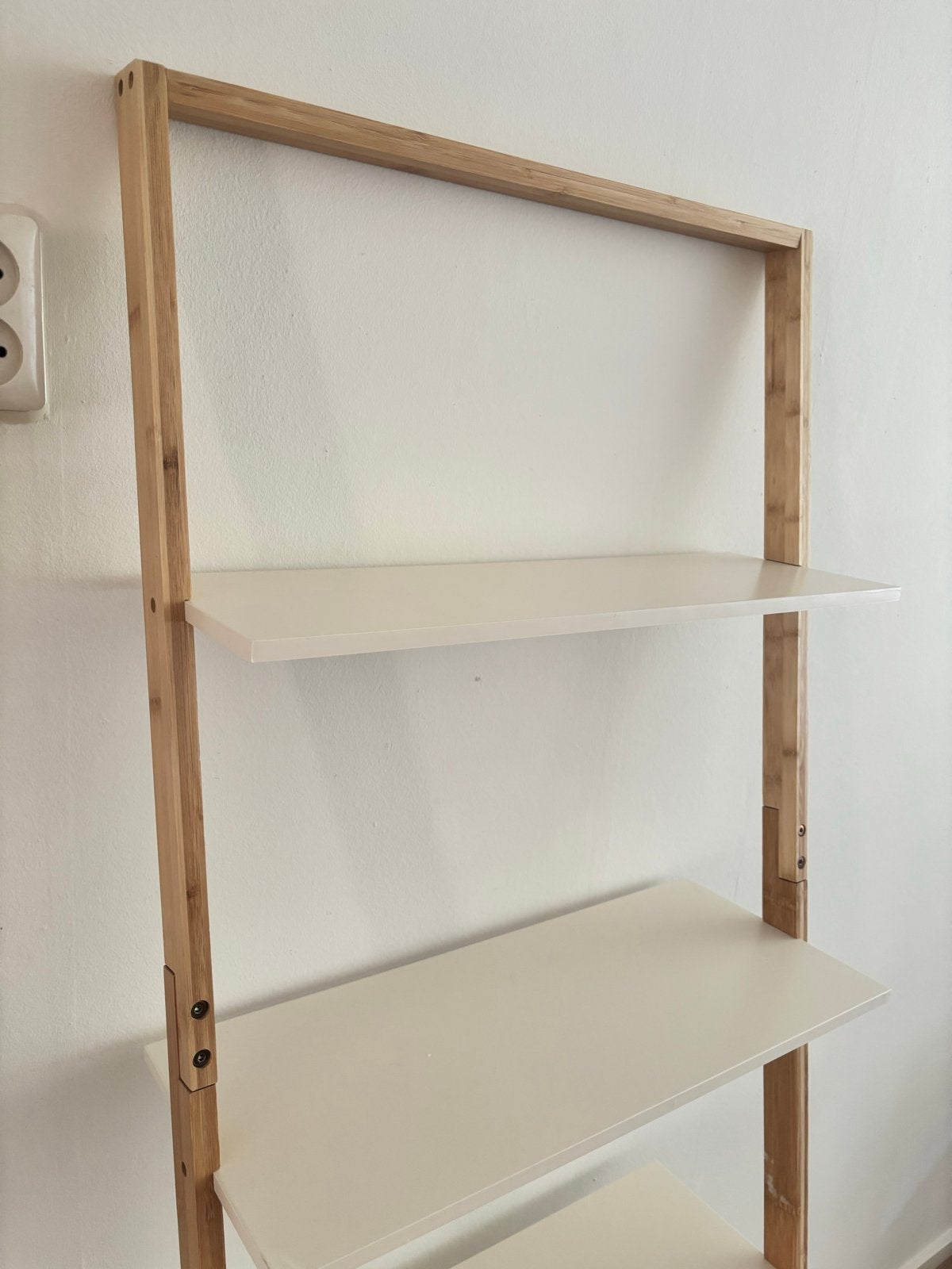 Houten wandrek met beige/witte planken, Ophalen, Gebruikt