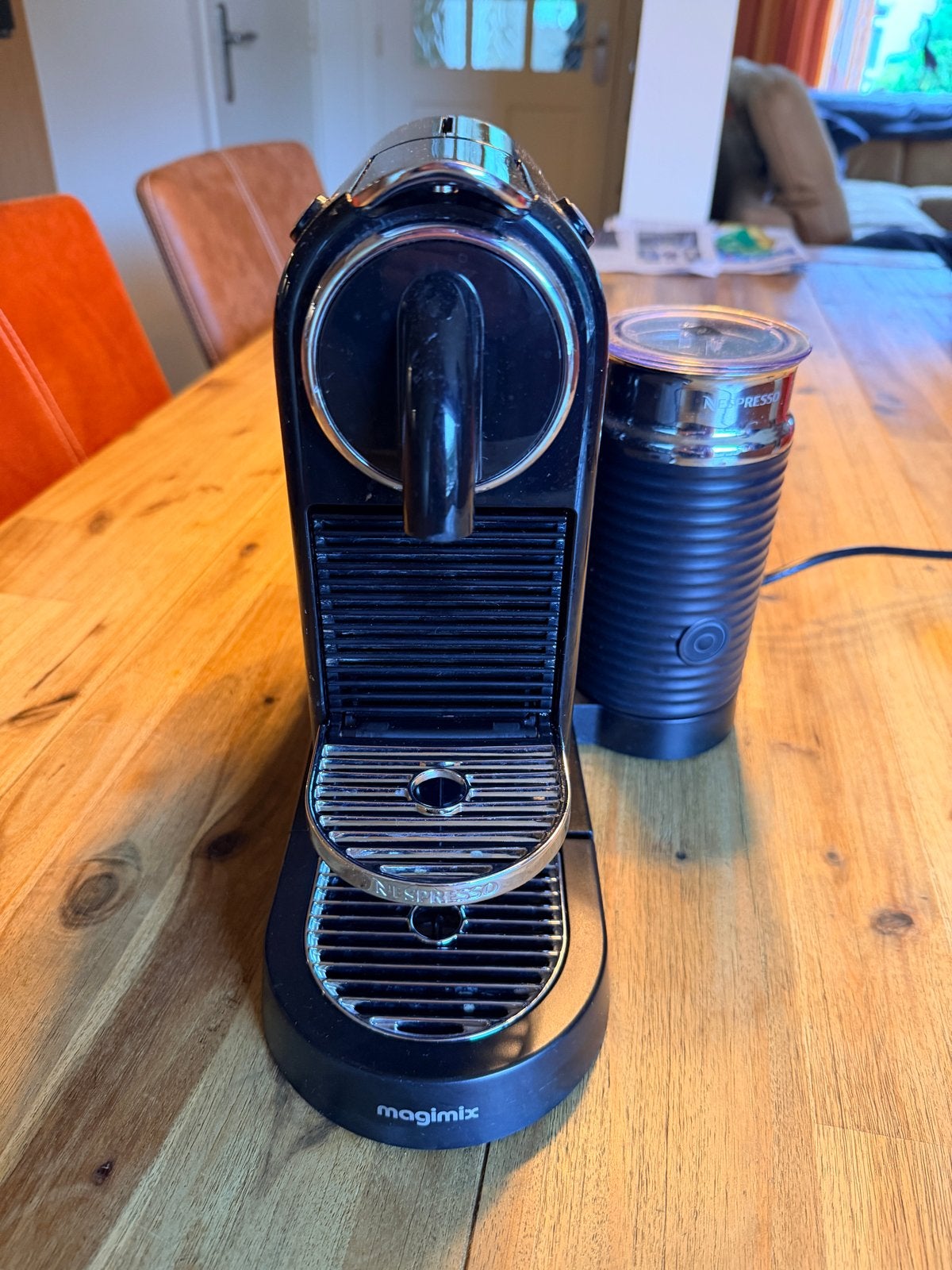 Magimix Nespresso Koffiezetapparaat met Melkopschuimer, Ophalen, Koffiepads en cups, Gebruikt, Koffiemachine