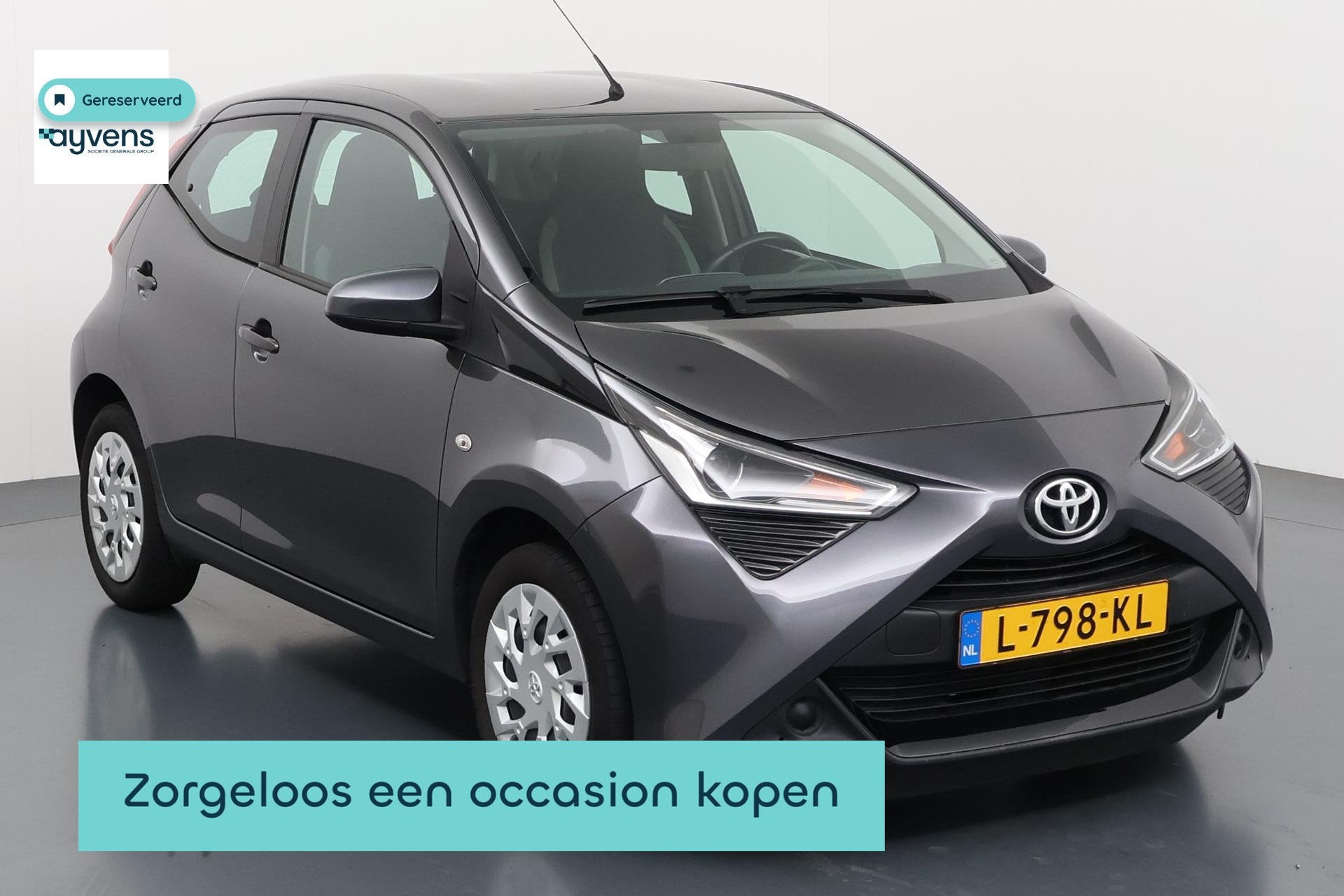 Toyota Aygo 1.0 VVT-i x-play Handzame stadsauto met slimme e, Stof, Gebruikt, 4 stoelen, Origineel Nederlands