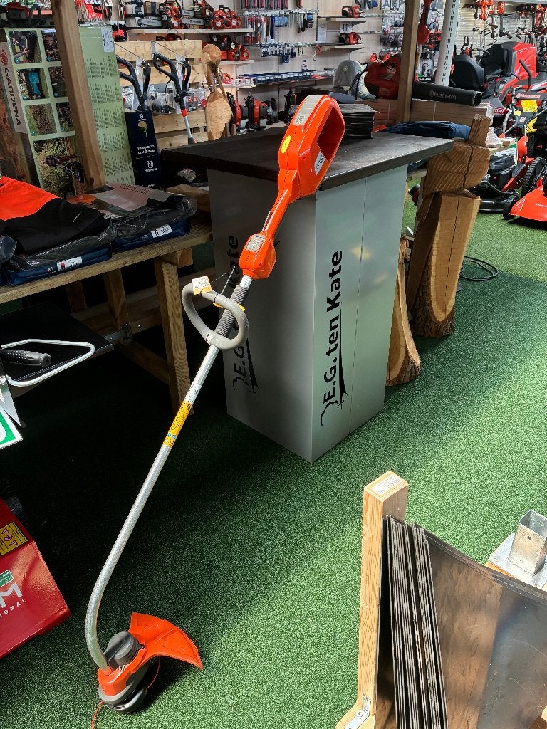 Husqvarna accu-grastrimmer 136Lic, Ophalen, Gebruikt, Accu, 30 tot 50 cm