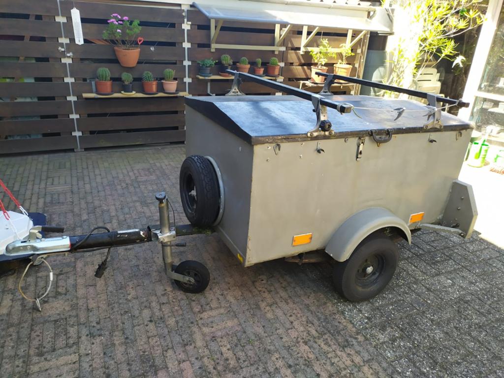 Compacte aanhangwagen met imperiaal en reservewiel, Ophalen, Gebruikt