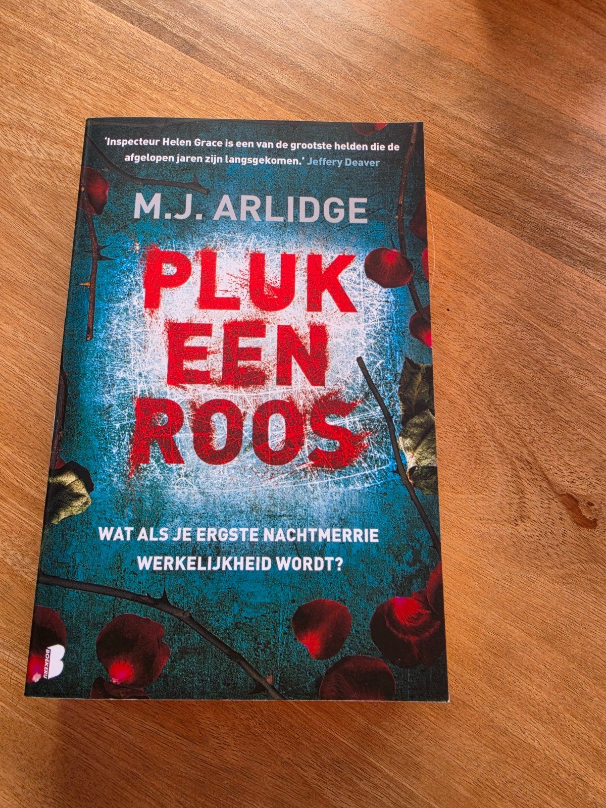 Pluk een Roos - M.J. Arlidge (Thriller), Boeken, Ophalen of Verzenden, Zo goed als nieuw, M.J. Arlidge, Nederland