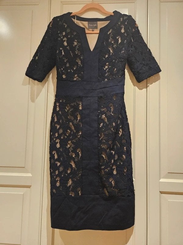 Phase Eight mooie kanten jurk donkerblauw en nude maat 38, Kleding | Dames, Jurken, Maat 38/40 (M), Zo goed als nieuw, Onder de knie