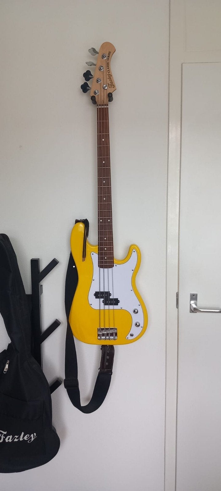 Fazley Classic Series Basgitaar met Versterker, Met versterker, Zo goed als nieuw, Solid body, Ophalen