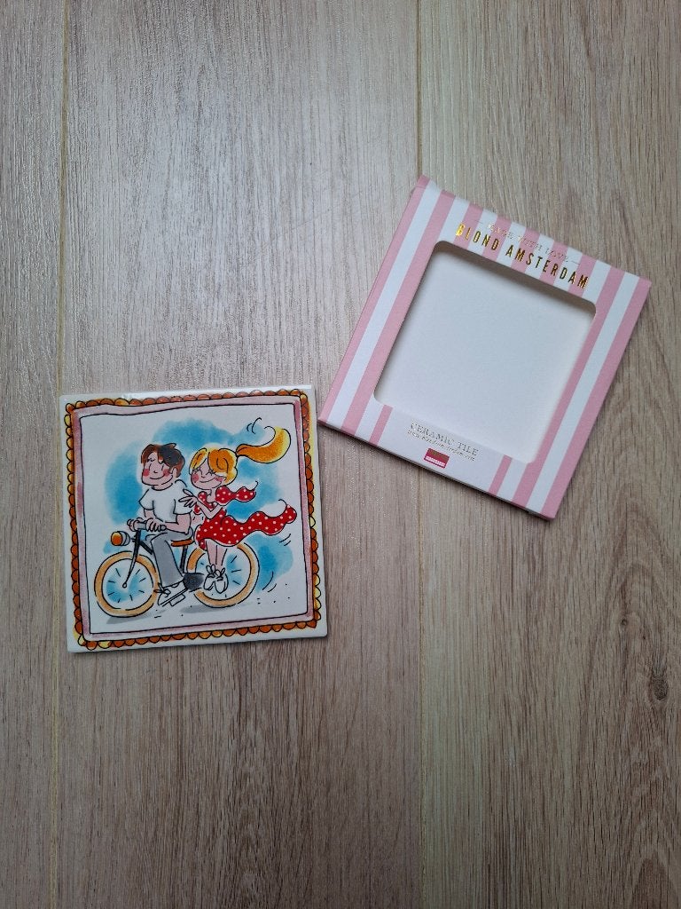 Blond Amsterdam Tegel 13cm Achterop de Fiets, Overige typen, Nieuw, Ophalen of Verzenden, Aardewerk