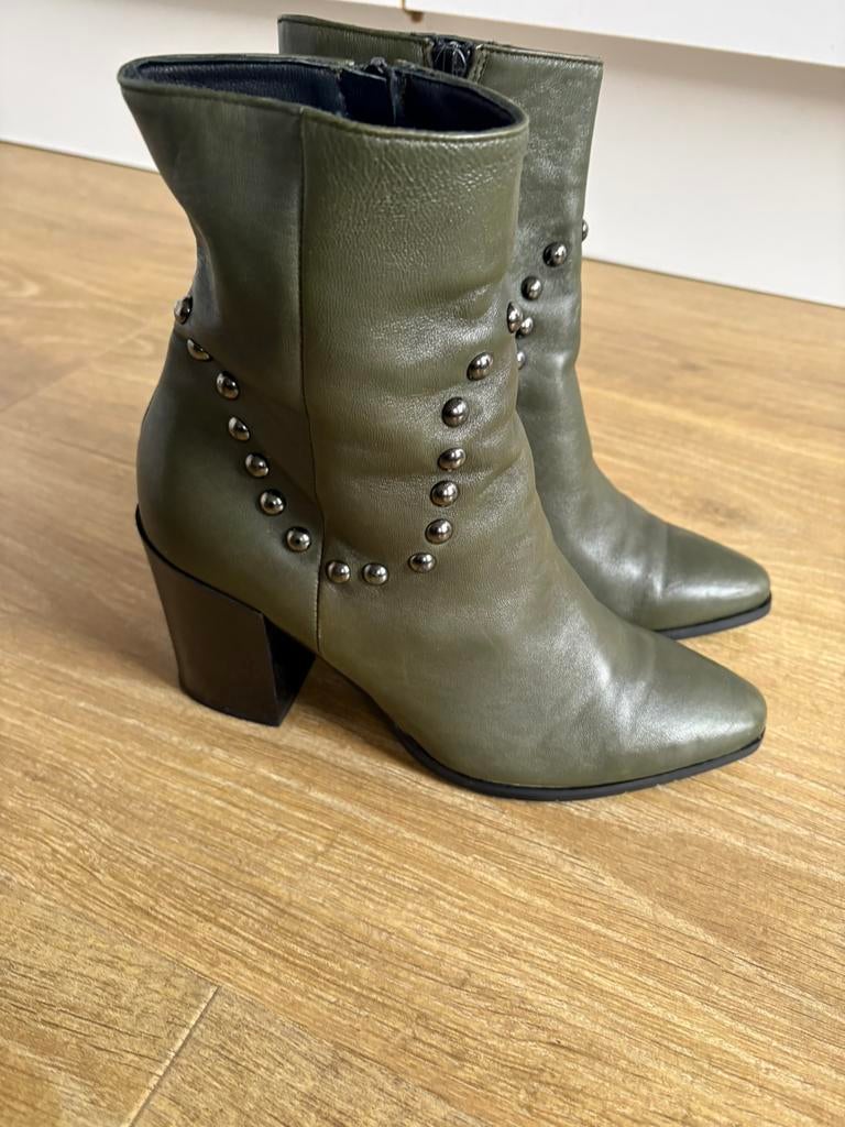 Vera Gomma leren enkellaars met studs maat 40, Kleding | Dames, Schoenen, Ophalen of Verzenden, Zo goed als nieuw, Zwart