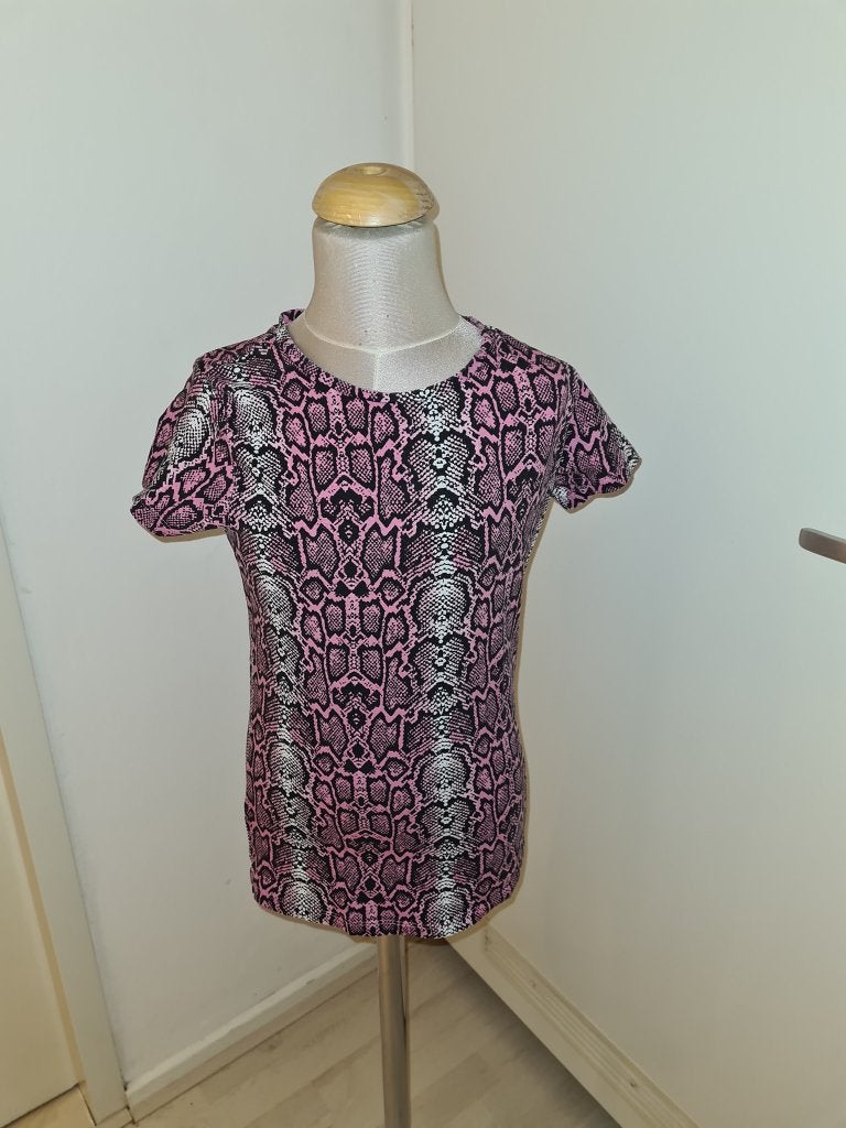 Roze T-shirt met slangenprint maat 158, Kinderen en Baby's, Kinderkleding | Maat 158, Meisje, Ophalen of Verzenden, Zo goed als nieuw