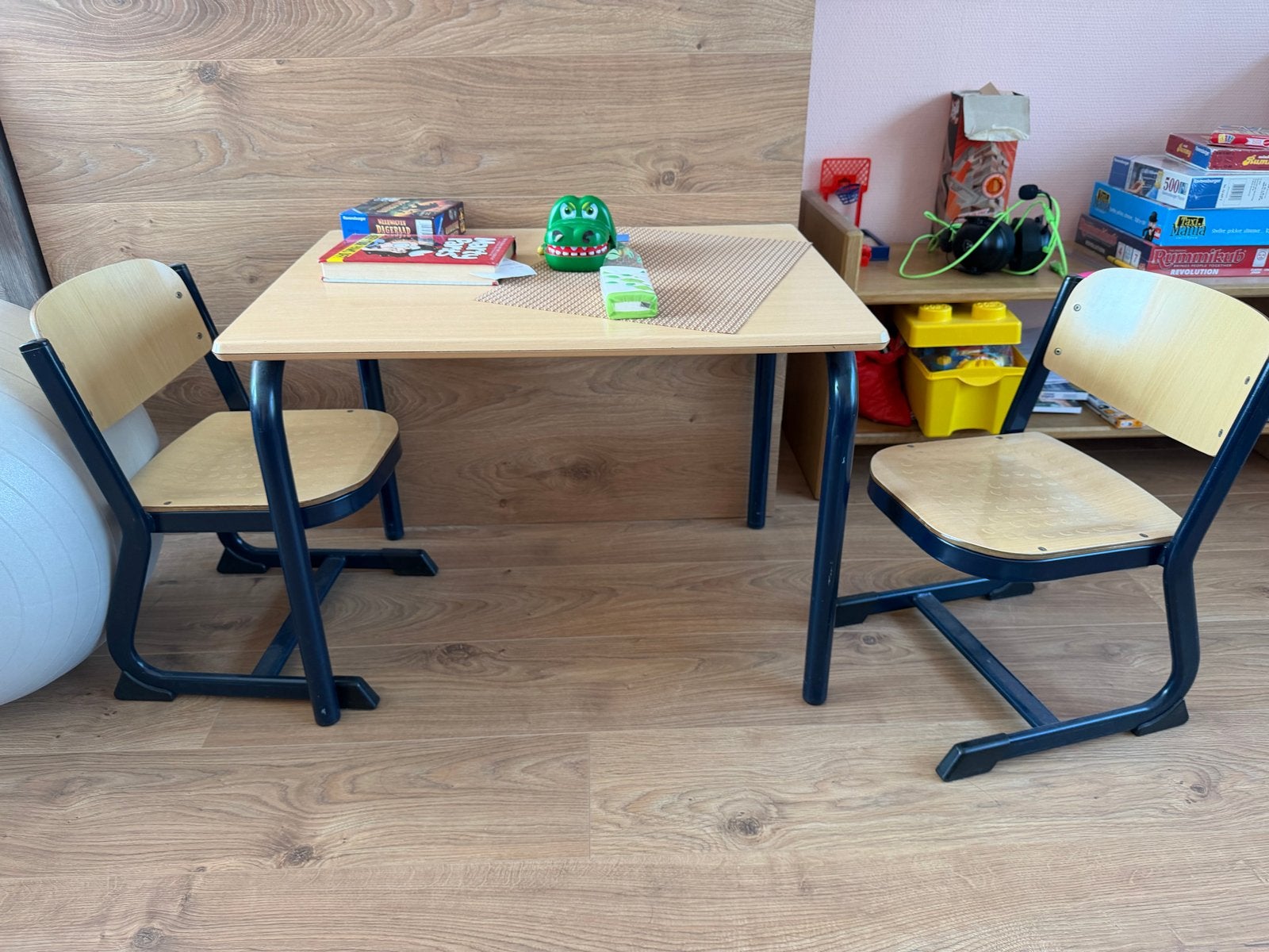 Kinder tafel met 2 stoelen - Goede kwaliteit, Ophalen of Verzenden, Gebruikt, Tafel(s) en Stoel(en)