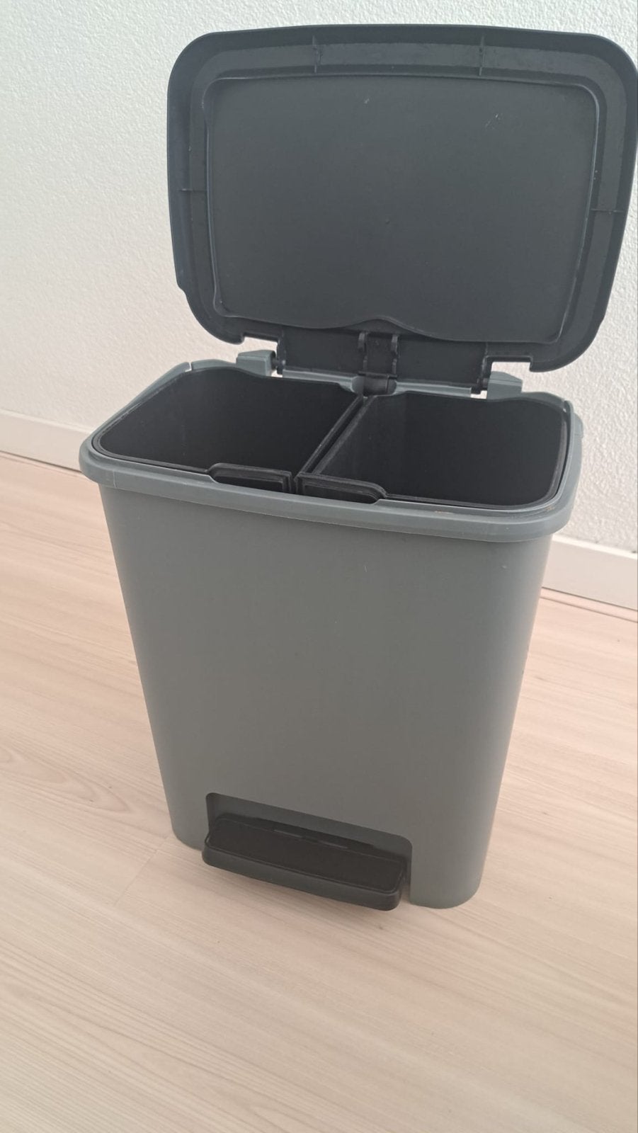 Grijze pedaalemmer met twee vakken, Ophalen, Kunststof, Gebruikt, Met pedaal