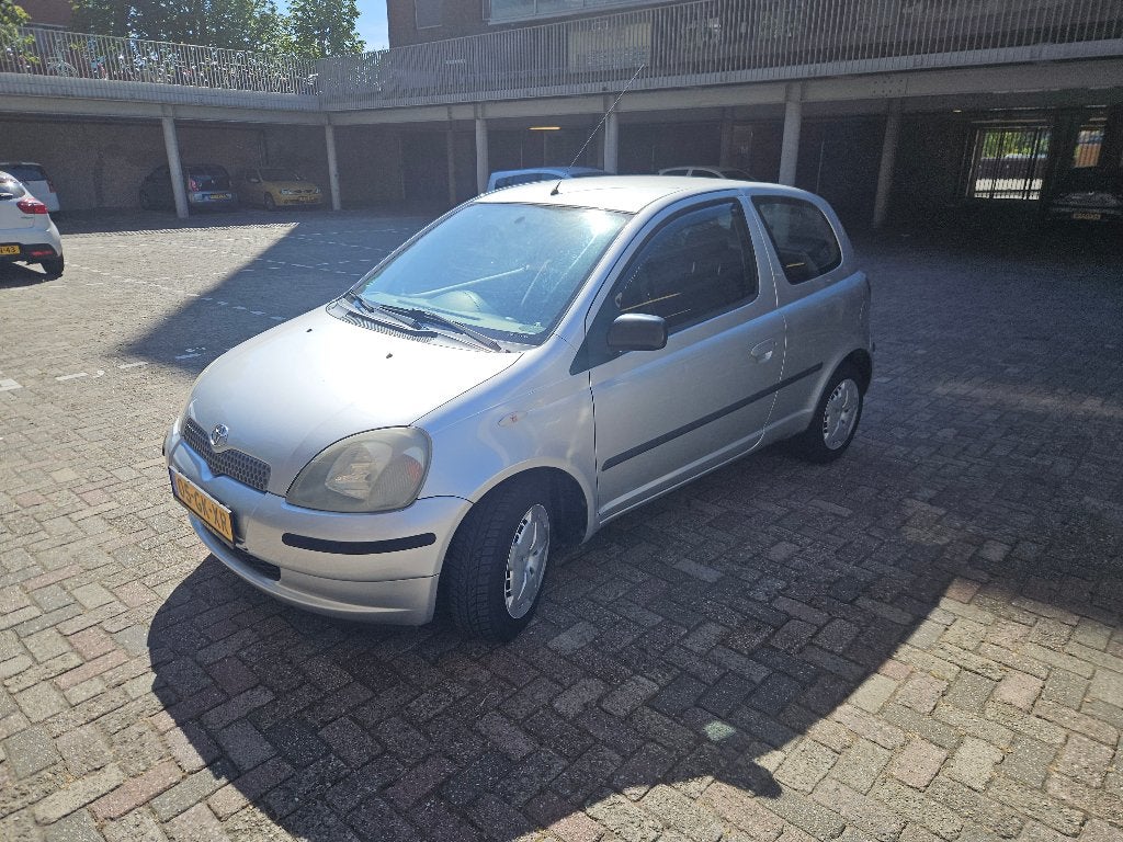 Toyota Yaris 1.3 16V 3DR 2001 Grijs, Auto's, Toyota, Voorwielaandrijving, 1299 cc, Stof, 31 €/maand