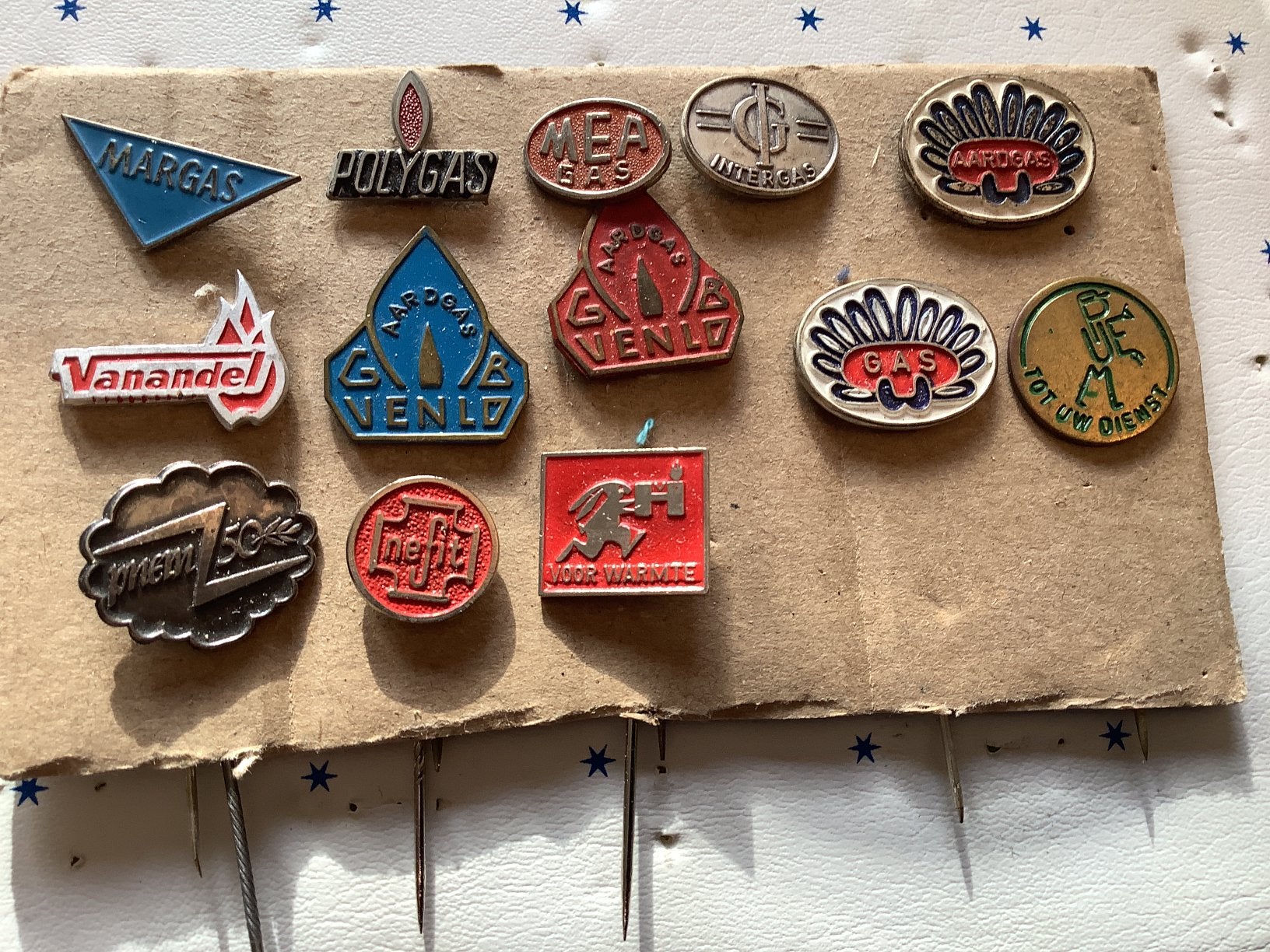 13 speldjes Gas Electriciteit, Verzamelen, Speldjes, Pins en Buttons, Ophalen of Verzenden, Gebruikt, Overige onderwerpen