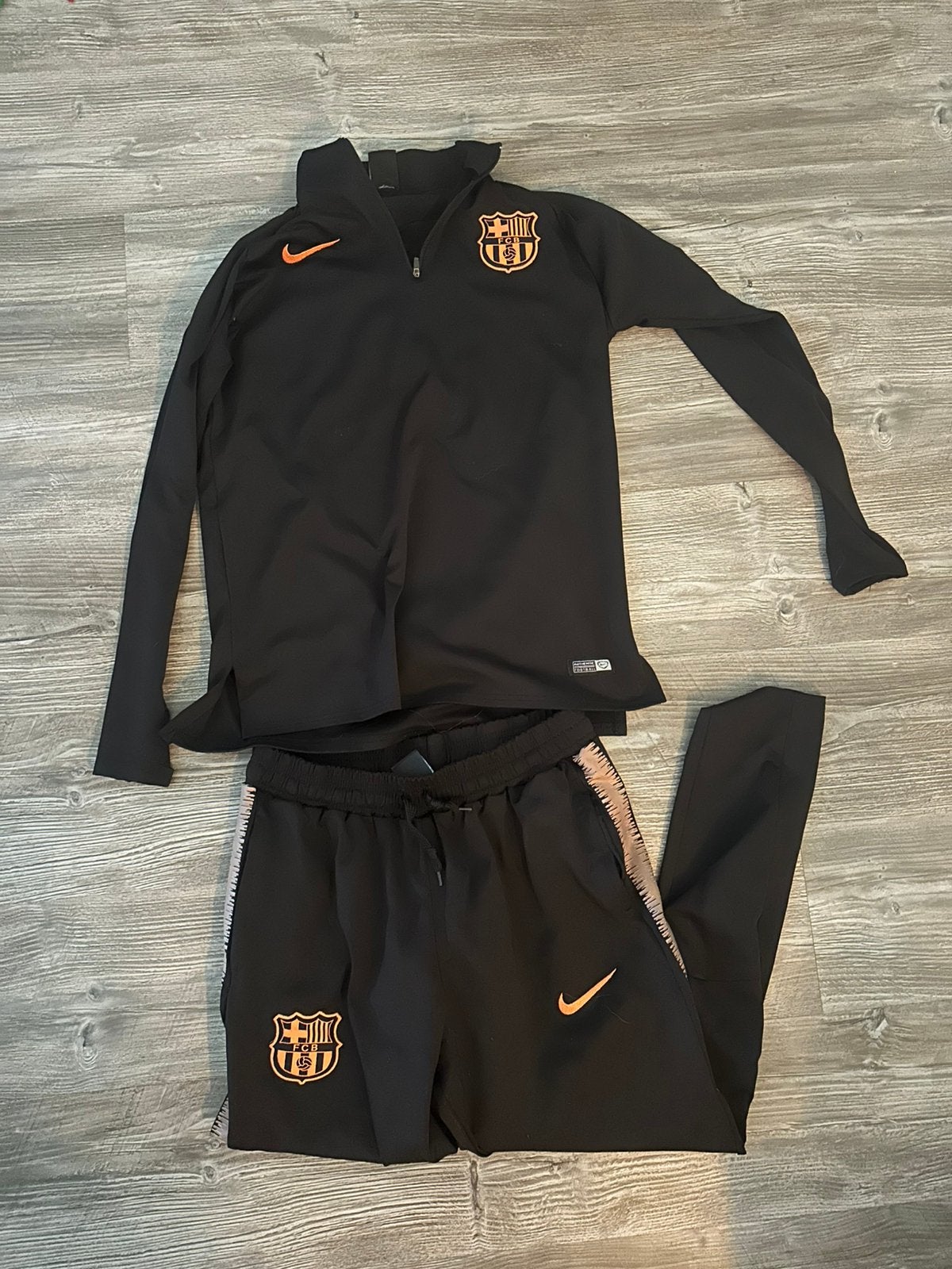 Zwart trainingspak van Nike x FC Barcelona - maat S, Zwart, Ophalen of Verzenden, Zo goed als nieuw, Voetbal
