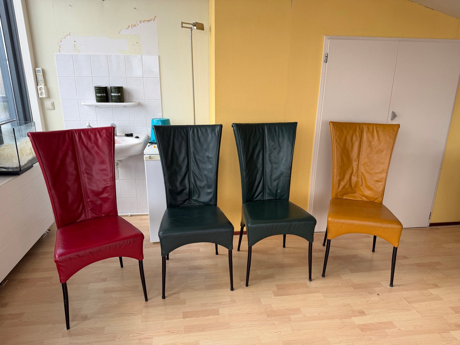 4 HVS leren eetkamerstoelen in diverse kleuren; gratis, Huis en Inrichting, Ophalen, Gebruikt, Overige kleuren, Leer