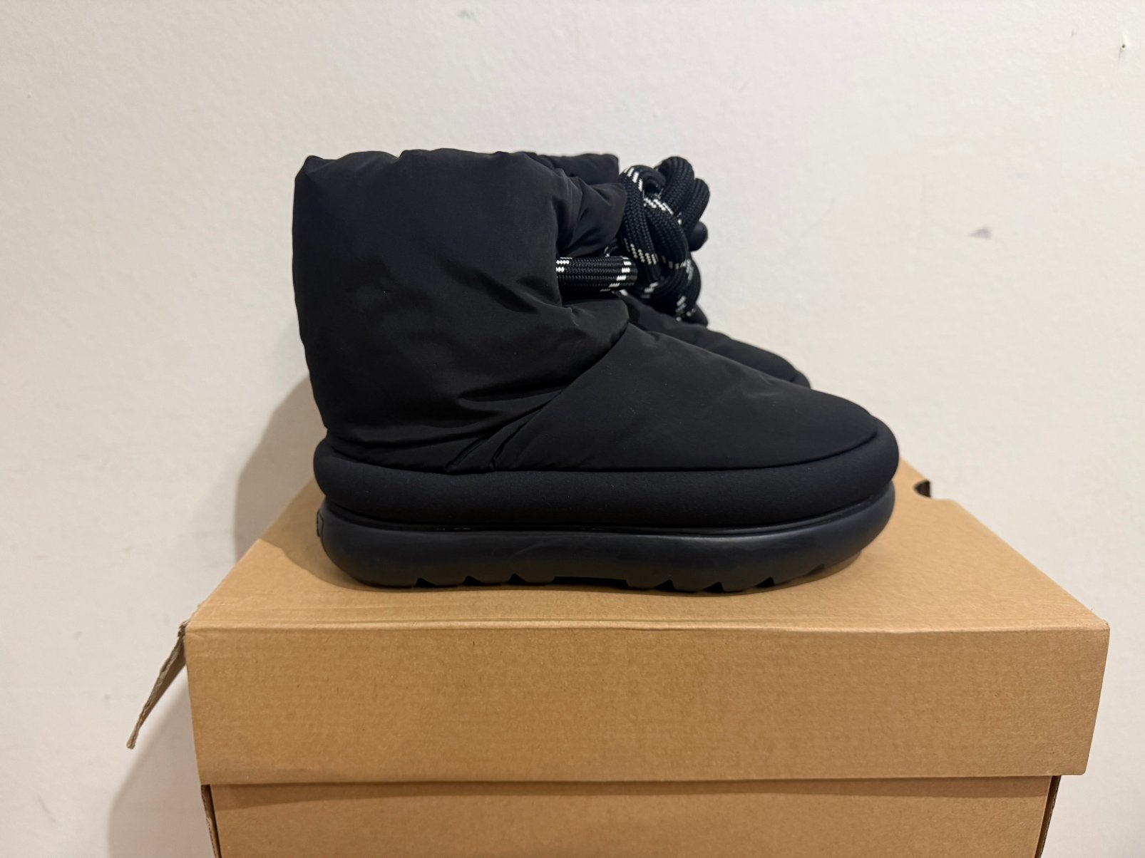 Te koop nieuwe UGG Classic Maxi Short Black maat 37, Postlaan 3, Zwart, UGG, Ophalen of Verzenden