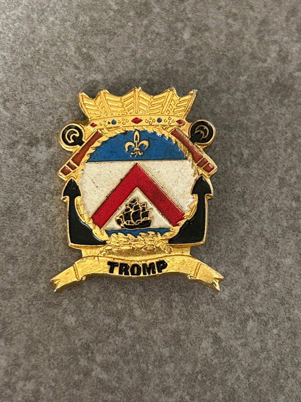 Zr.Ms. Tromp (F803) van de Koninklijke Marine schroef speld, Verzamelen, Ophalen of Verzenden, Marine, Nederland, Embleem of Badge