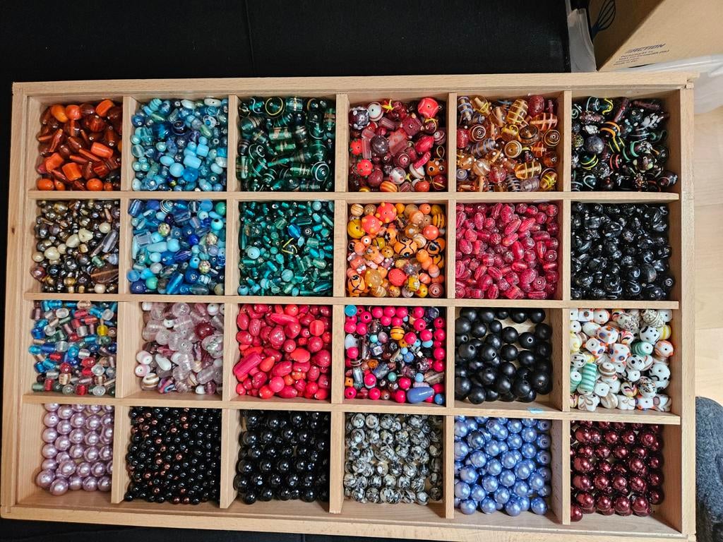 24 vaks beukenhouten kist gevuld met kralen, Hobby en Vrije tijd, Kralen en Sieraden maken, Ophalen, Nieuw, Kraal