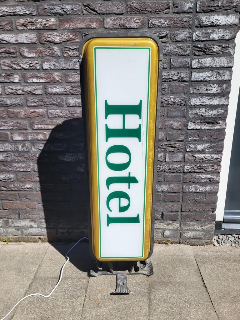 Grote reclame lichtbak/lichtreclame van een hotel., Lichtbak of (neon) lamp, Onbekend, Ophalen of Verzenden, Zo goed als nieuw