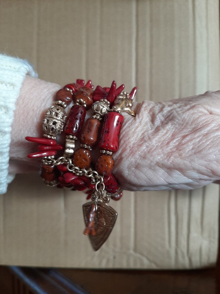 Bohemian armband met imitatie koralen stenen, Kunststof of Plastic, Nieuw, Ophalen of Verzenden, Met bedels of kralen