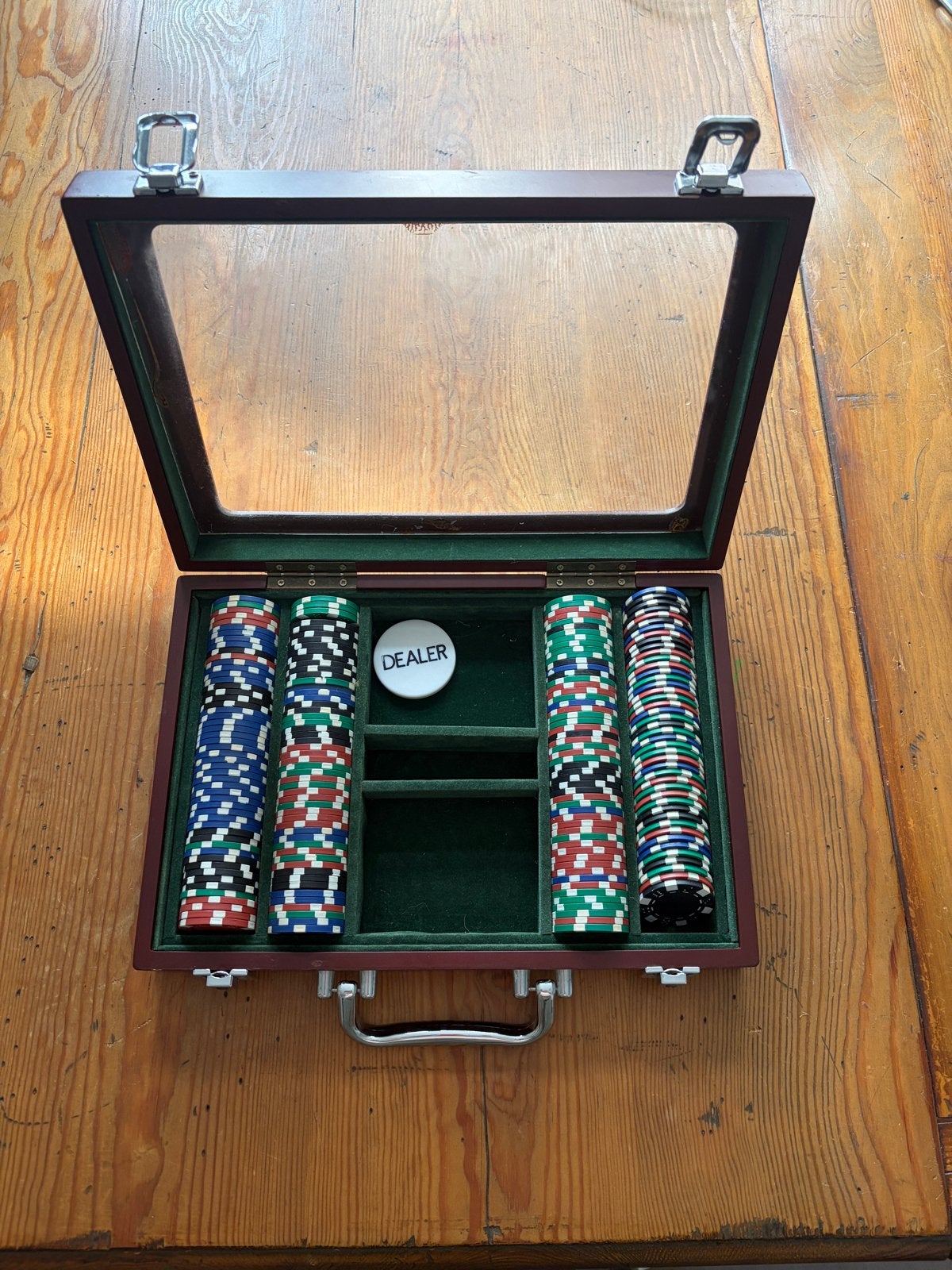 Pokerset in houten koffer met 200 fiches en dealerbutton, Drie of vier spelers, Ophalen of Verzenden, Zo goed als nieuw