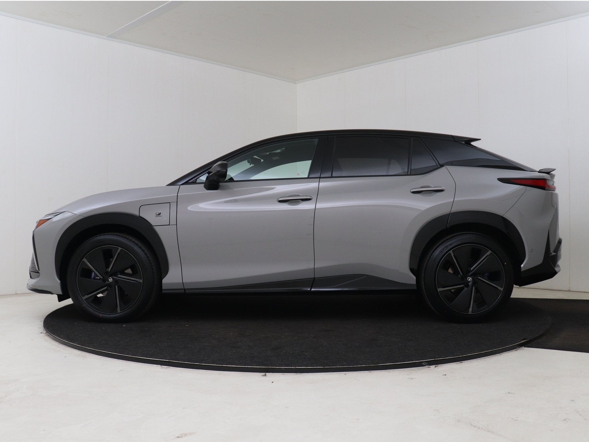 Lexus RZ 550e DIRECT 4 F SPORT 77 kWh | Mark Levinson | Pano, Auto's, Lexus, Automaat, 12 maanden, Zwart, Alcantara