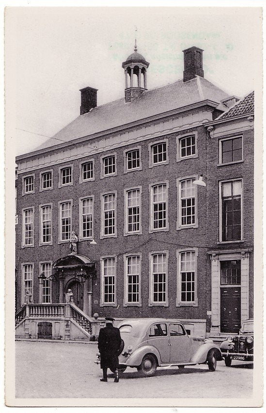 Breda Stadhuis 1940 (?) met mooie oude auto (Fiat 1100B)., Ophalen, 1920 tot 1940, Ongelopen, Noord-Brabant