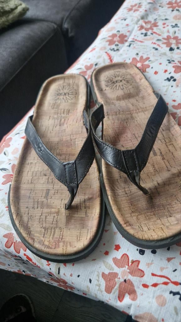 Heren UGG Slippers Maat 43 - Comfortabel en Stijlvol, Slippers, UGG, Zwart, Ophalen of Verzenden