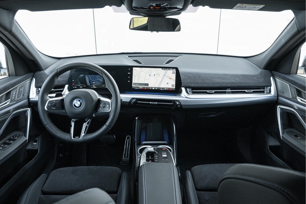 BMW iX2 eDrive20 M Sport / Sportstoelen / M Adaptief onderst, Auto's, BMW, IX2, Met garantie (alle), Zwart, Origineel Nederlands