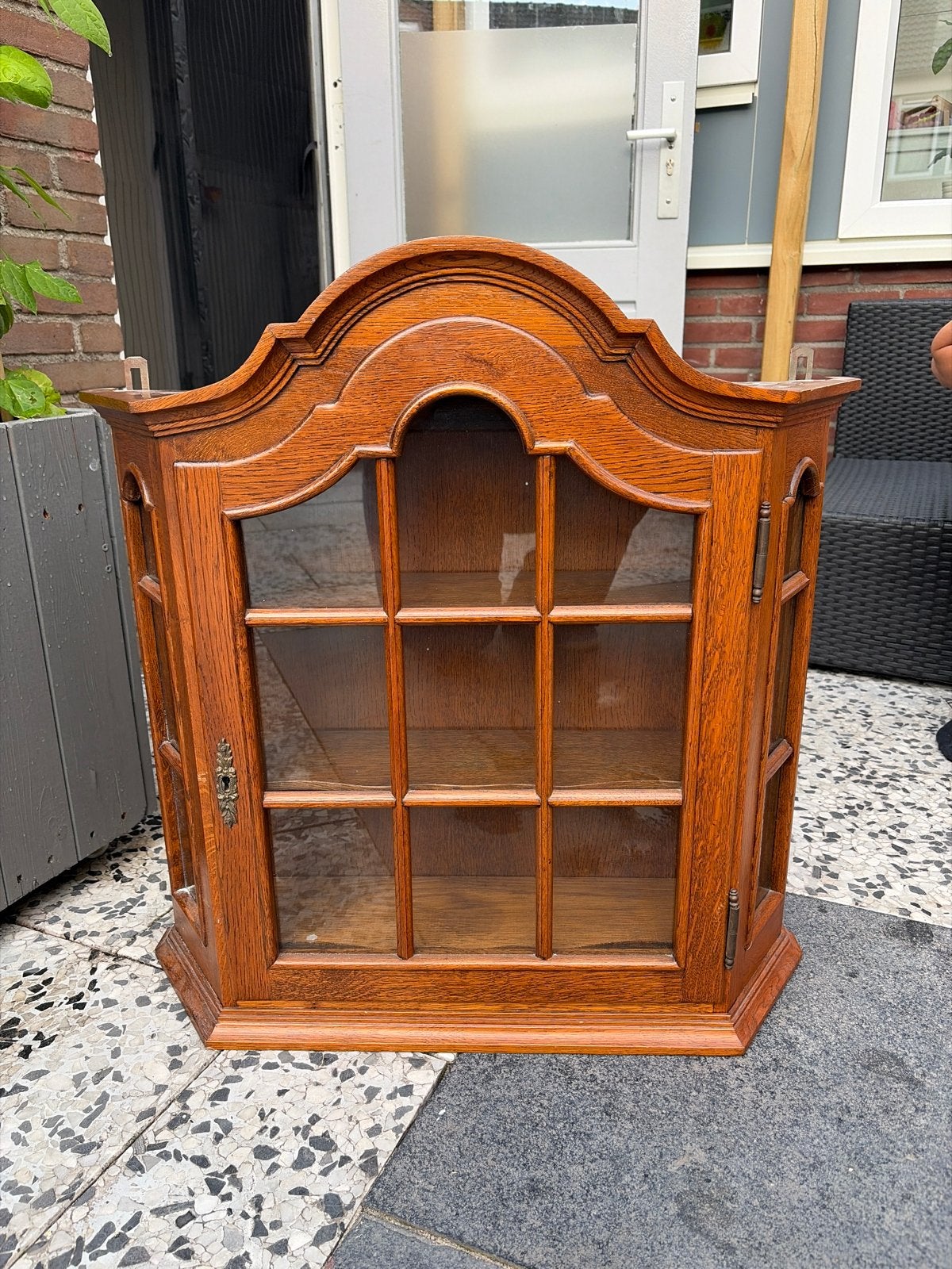 Antieke houten wandkast met sleutel, Ophalen