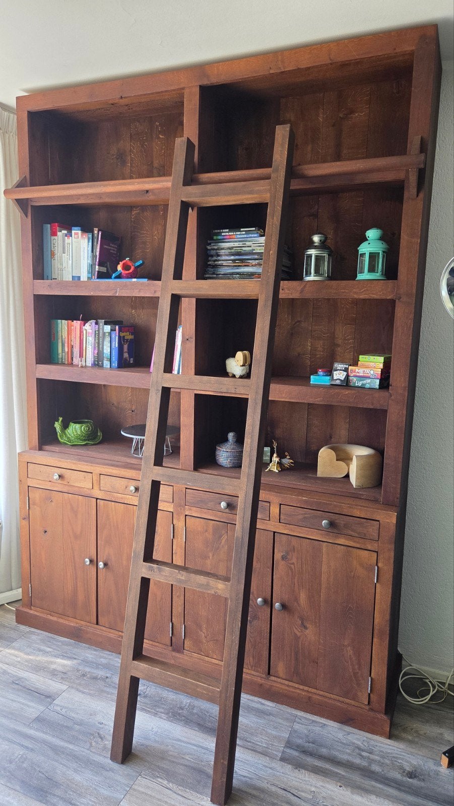 Grote houten boekenkast met los onderstel en ladder, Huis en Inrichting, Kasten | Boekenkasten, Ophalen, 200 cm of meer, 150 tot 200 cm