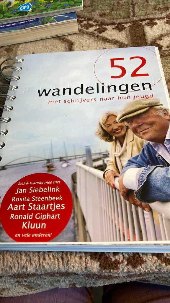 E. Brik - 52 wandelingen met schrijvers naar hun jeugd, Boeken, Reisgidsen, Zo goed als nieuw, Fiets- of Wandelgids, Benelux, Overige merken