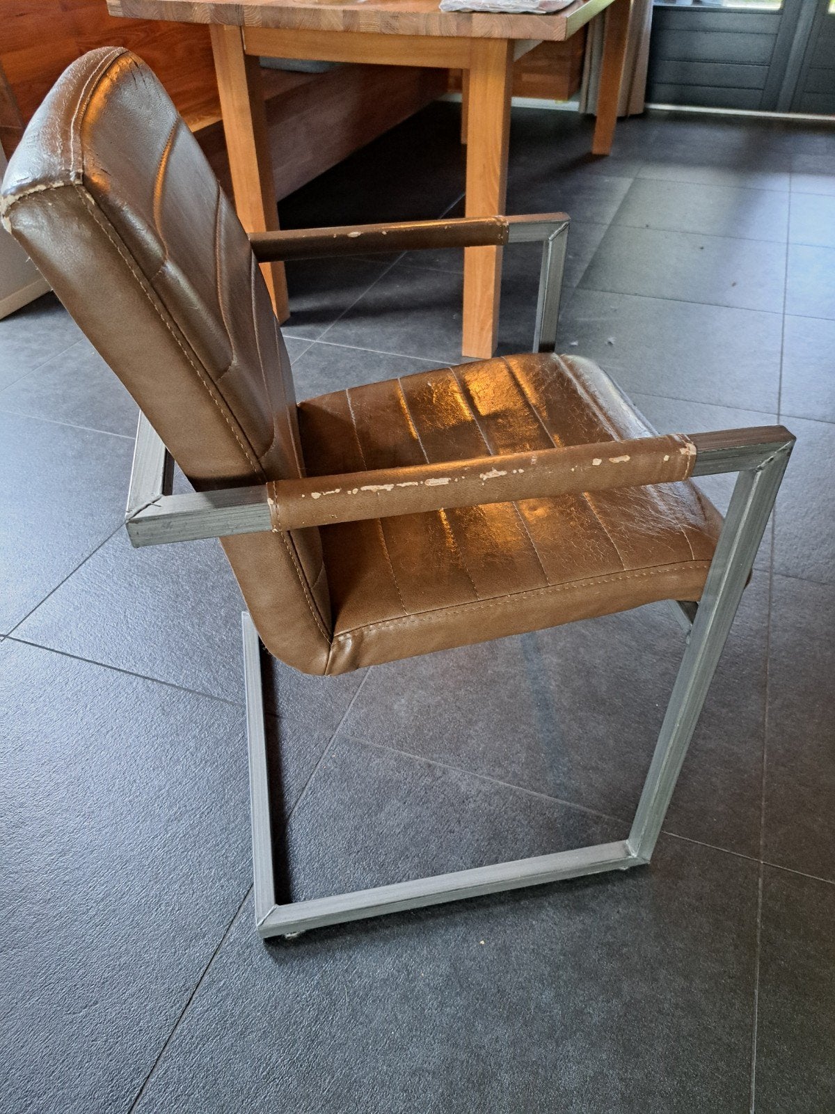 Eetkamerstoel met metalen frame, Ophalen, Gebruikt, Bruin, Eén