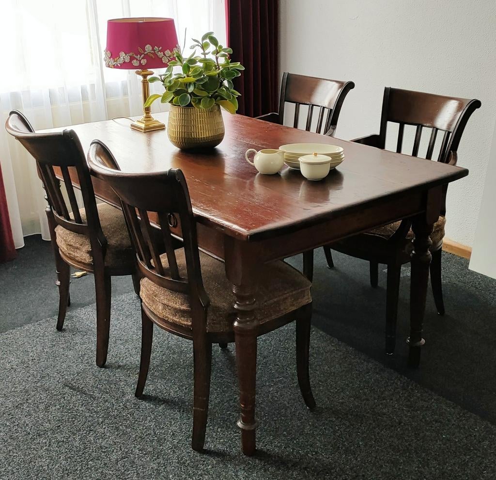 Zeer mooie antieke vruchtenhouten tafel met 4 stoelen, Huis en Inrichting, Complete eetkamers, Ophalen, Gebruikt, 4 tot 6 stoelen