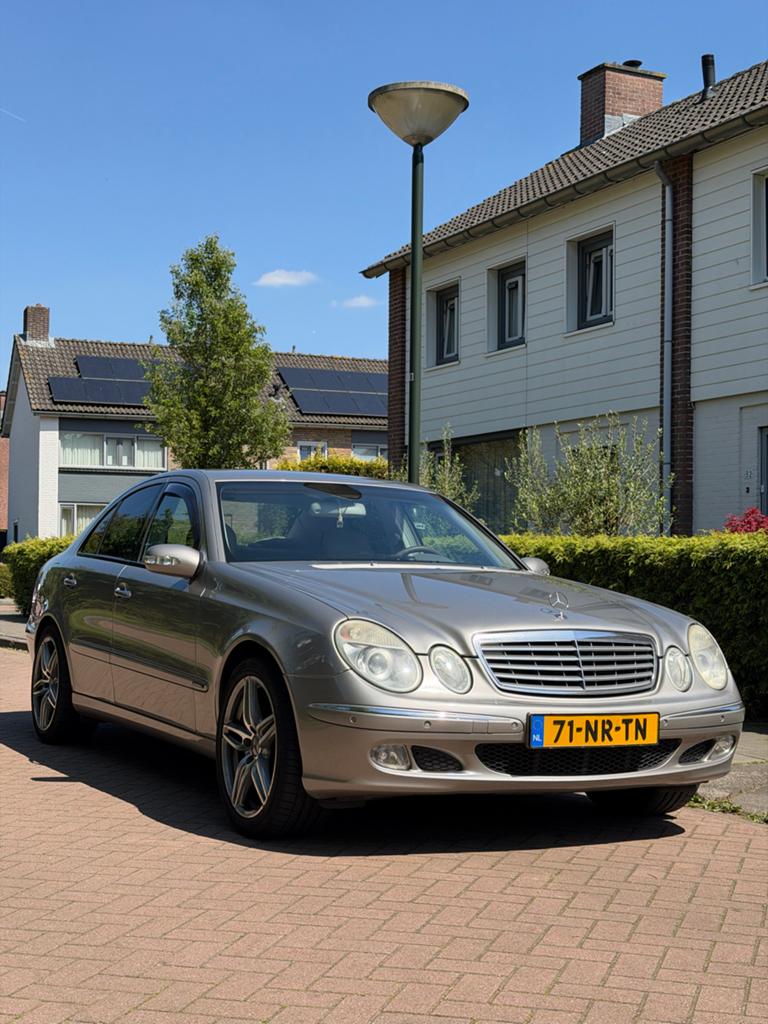 Mercedes-Benz E-Klasse 1.8 E200 Kompressor Sedan AUT 2004, Auto's, Mercedes-Benz, Automaat, Achterwielaandrijving, Beige, 1553 kg