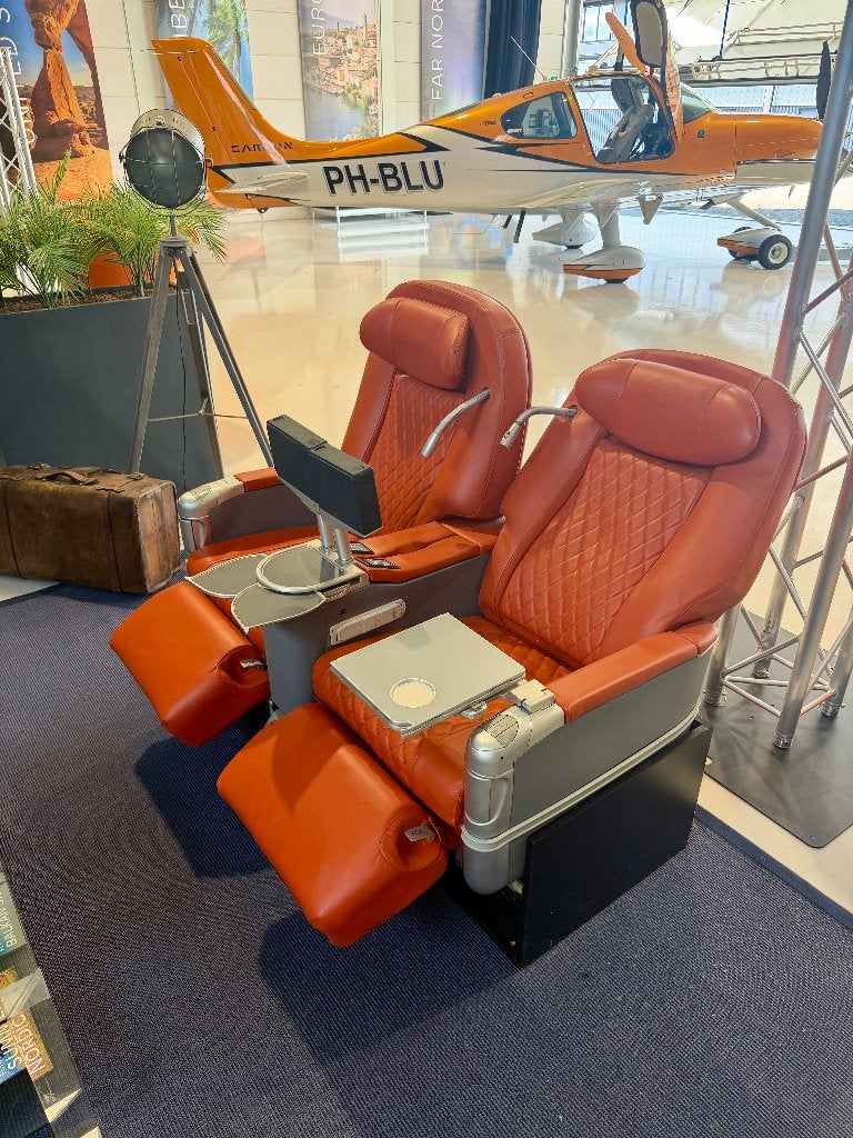 Business Class Vliegtuigstoelen — Bekleed door Spyker Cars, Twee, Overige kleuren, Zo goed als nieuw, Leer