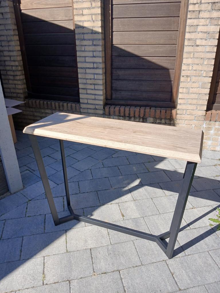 Stijlvolle sidetable met houten blad en metalen onderstel, 100 tot 150 cm, Tot twee personen, 50 tot 100 cm, Zo goed als nieuw
