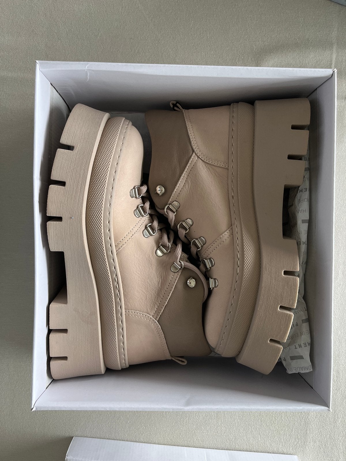 Maat 39 - 2 nieuwe dames leren schoenen - kleur taupe/beige, Ophalen of Verzenden, Nieuw, Beige