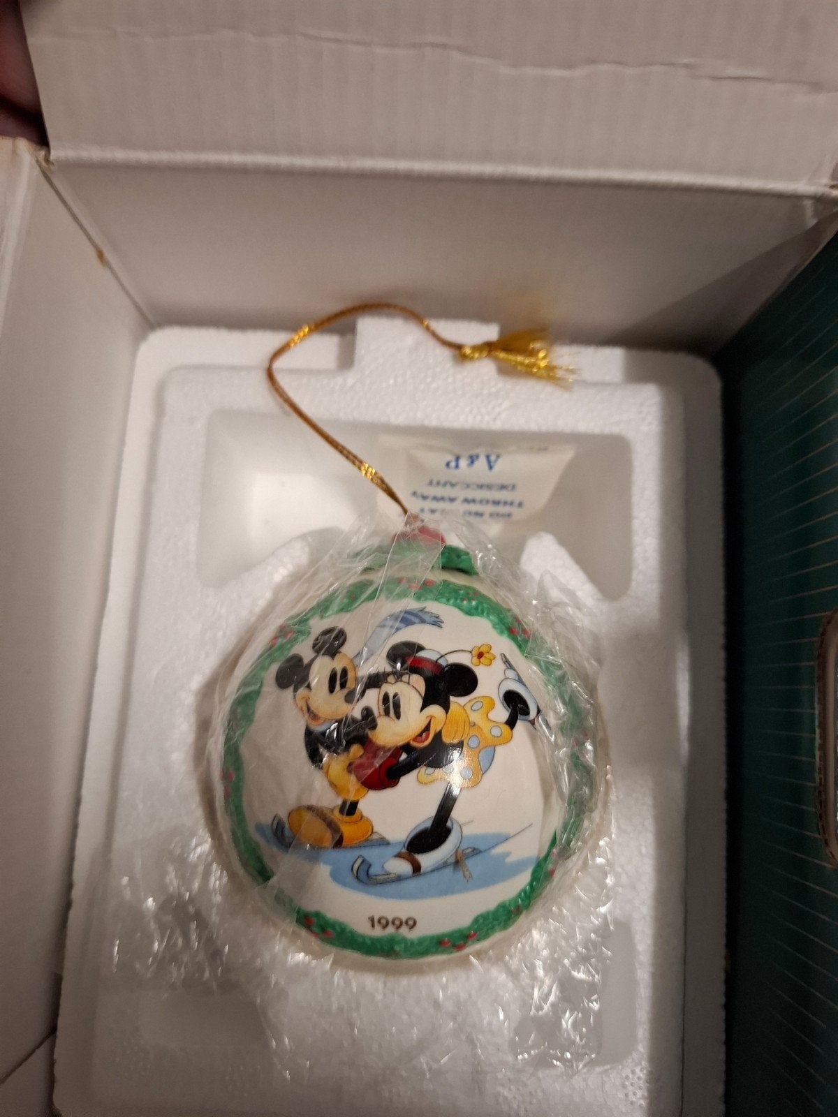 disney wdcc ornament 1999 mickey en minnie op het ijs, Ophalen, Mickey Mouse, Zo goed als nieuw, Beeldje of Figuurtje