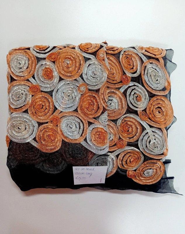 Lap stof: zalm / witte cirkels op zwarte tule 120x130cm, Hobby en Vrije tijd, Stoffen en Lappen, Overige materialen, Overige kleuren