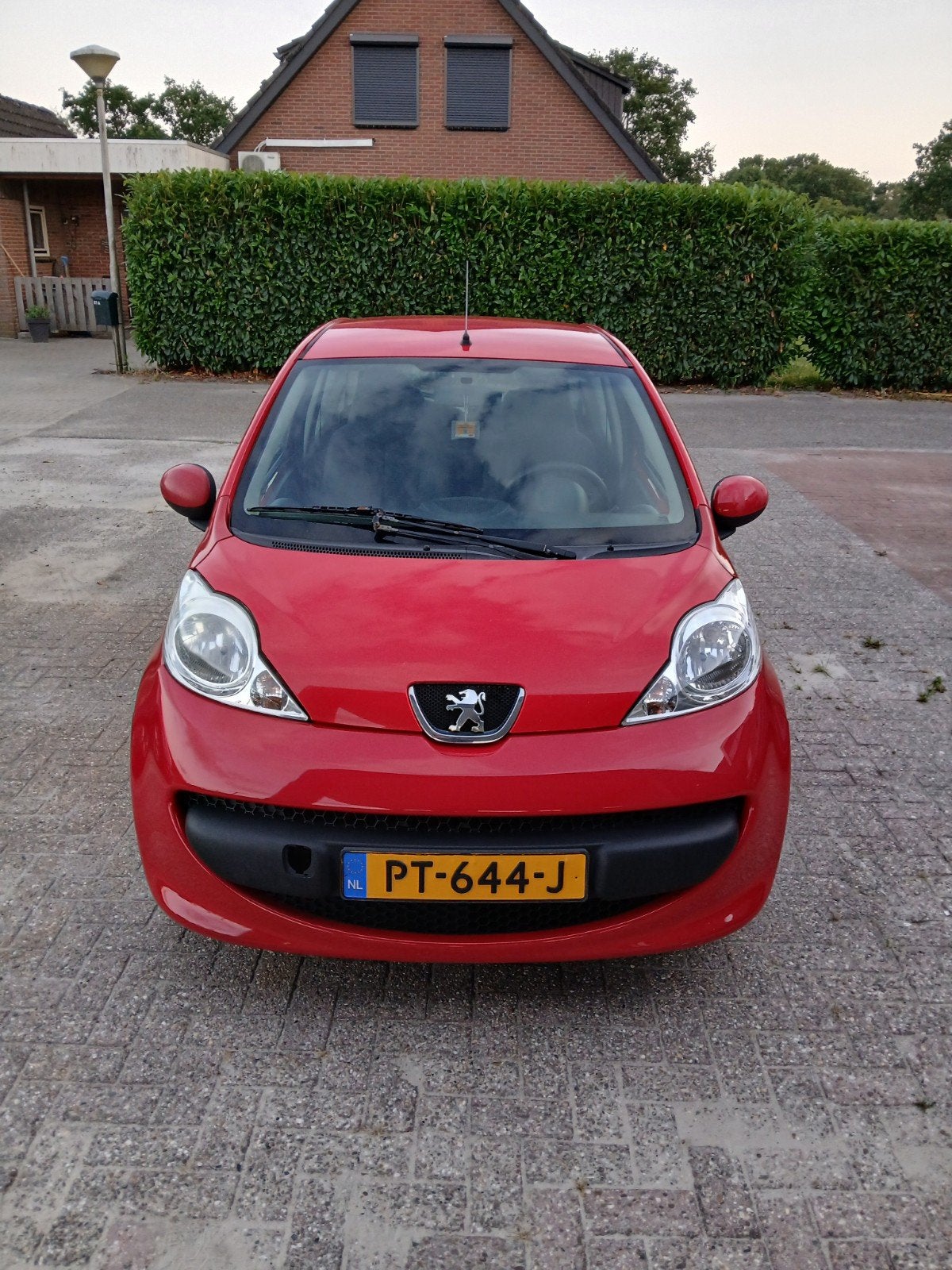 Peugeot 107 1.0 12V 3DR 2009 Rood, Voorwielaandrijving, Stof, 4 stoelen, 68 pk