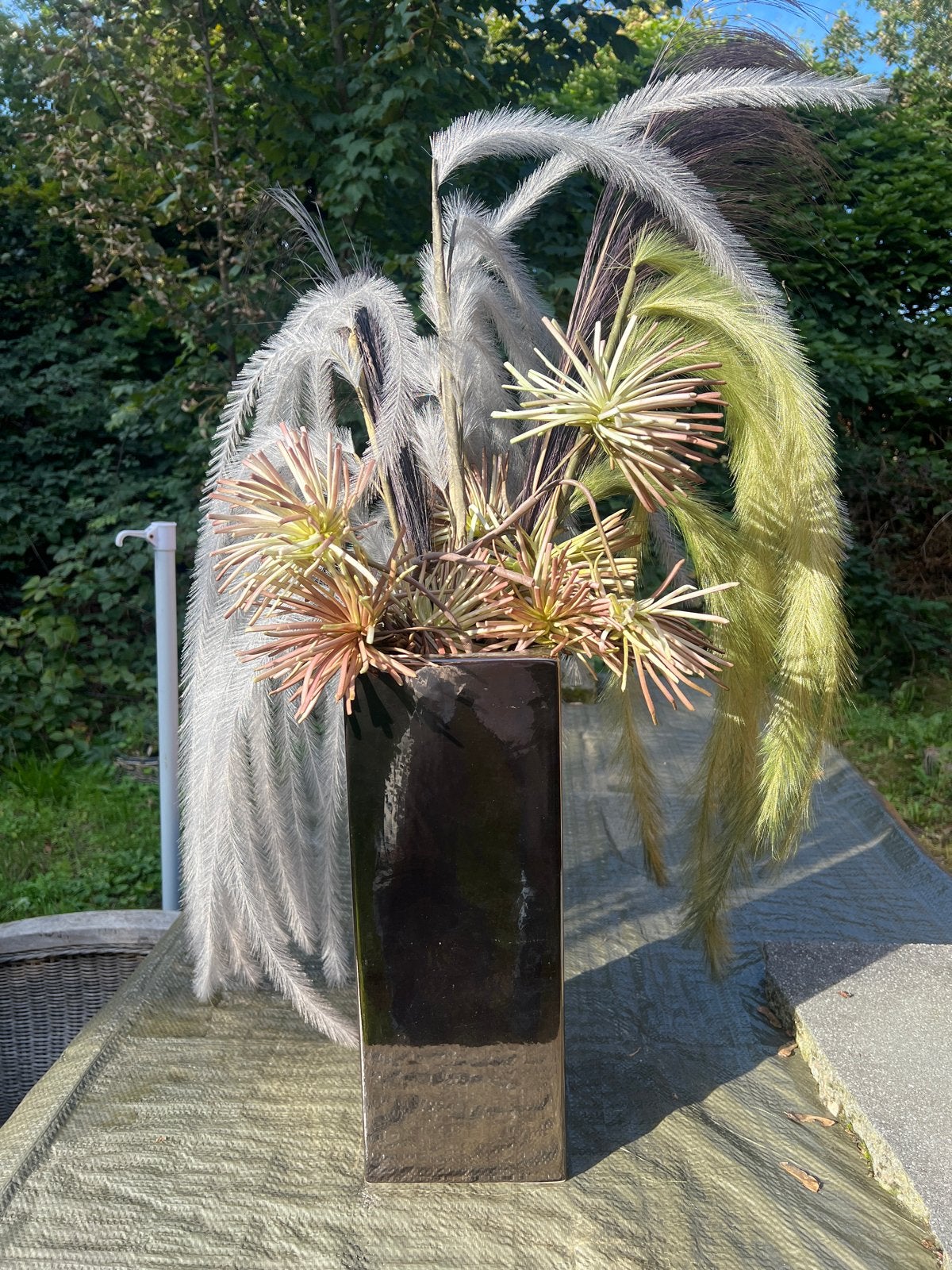 Zwarte nieuwe hoge vaas met kunstplanten en kunstveren, Zwart, Inclusief decoratie, Nieuw, Ophalen of Verzenden