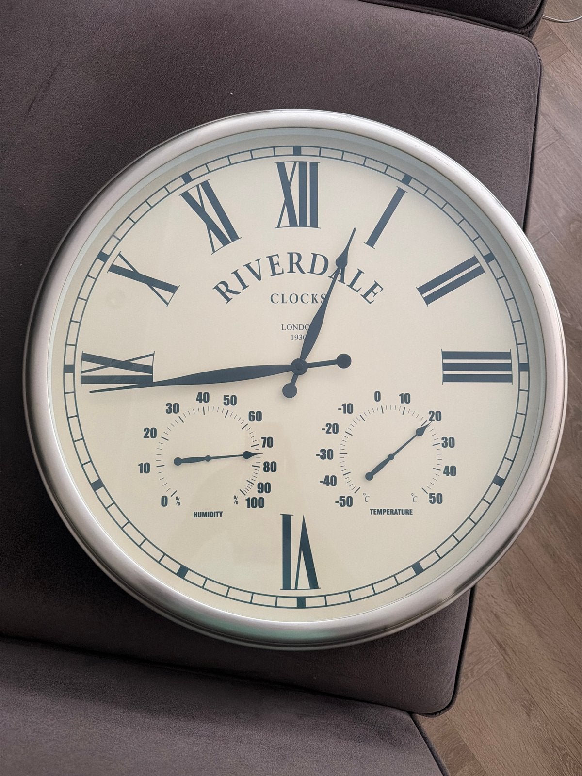 Grote Riverdale Wandklok met Thermometer en Hygrometer, Ophalen, Analoog, Zo goed als nieuw, Zilver