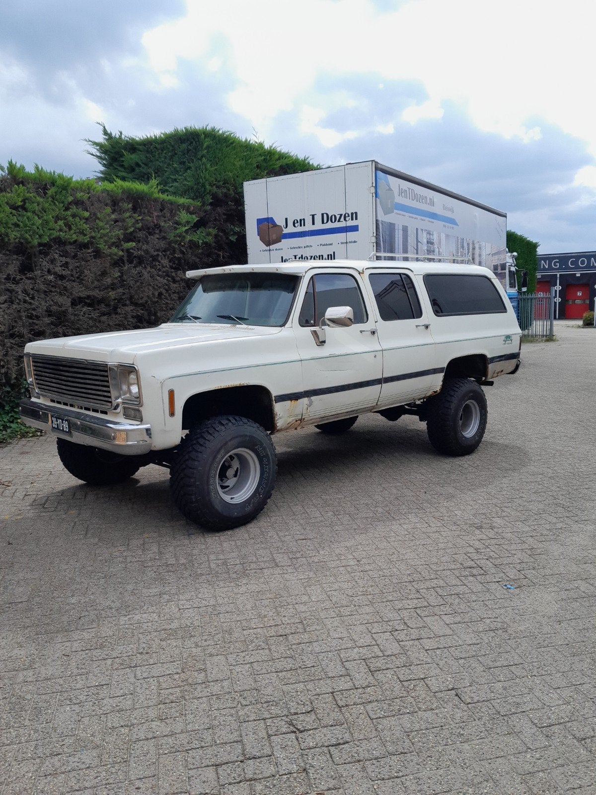 Chevrolet 1977 suburban 4x4 454 bigblock 7.4, 8 cilinders, 2000 kg, Wit, 300 pk