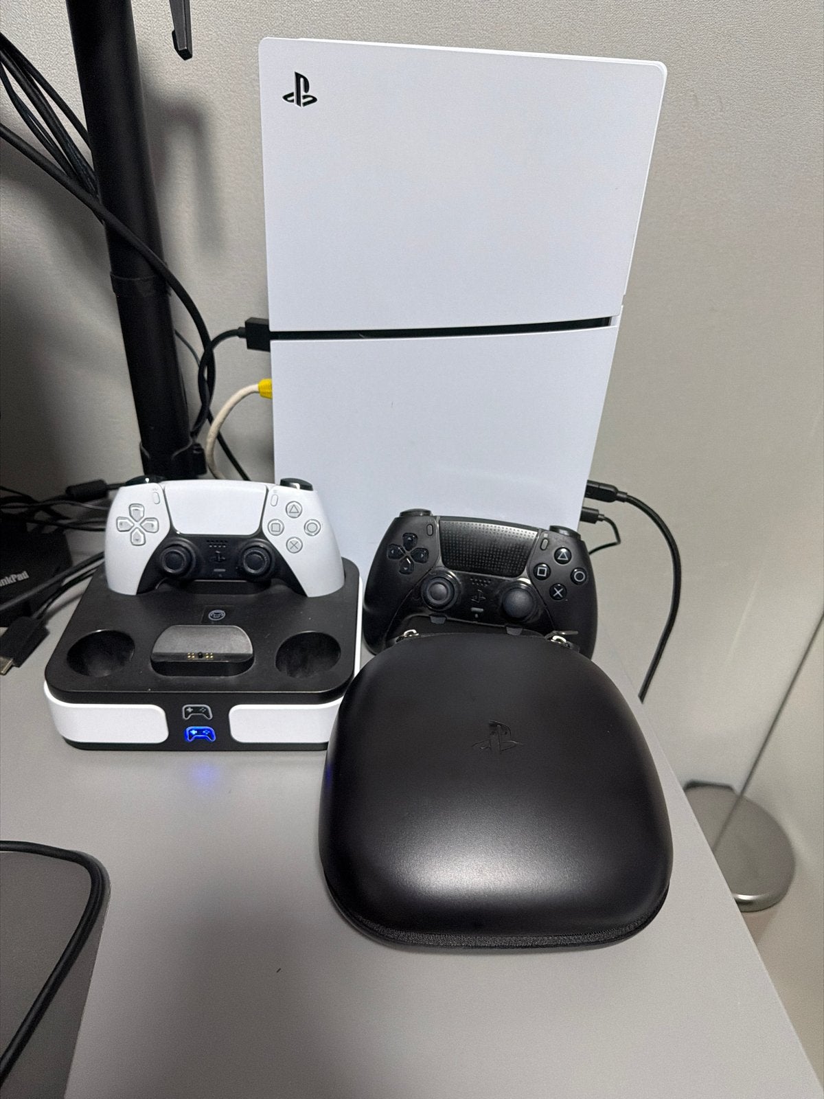 PS5 digital 1 controller + 1 Dual Sense + laadstation, Ophalen of Verzenden, Zo goed als nieuw